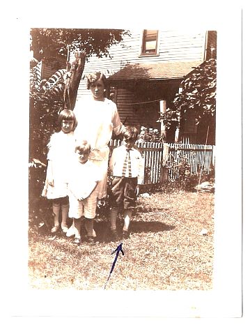 1929.. - Sister Eileen, brother Howard, mother Ella, and Rob (arrow).jpg